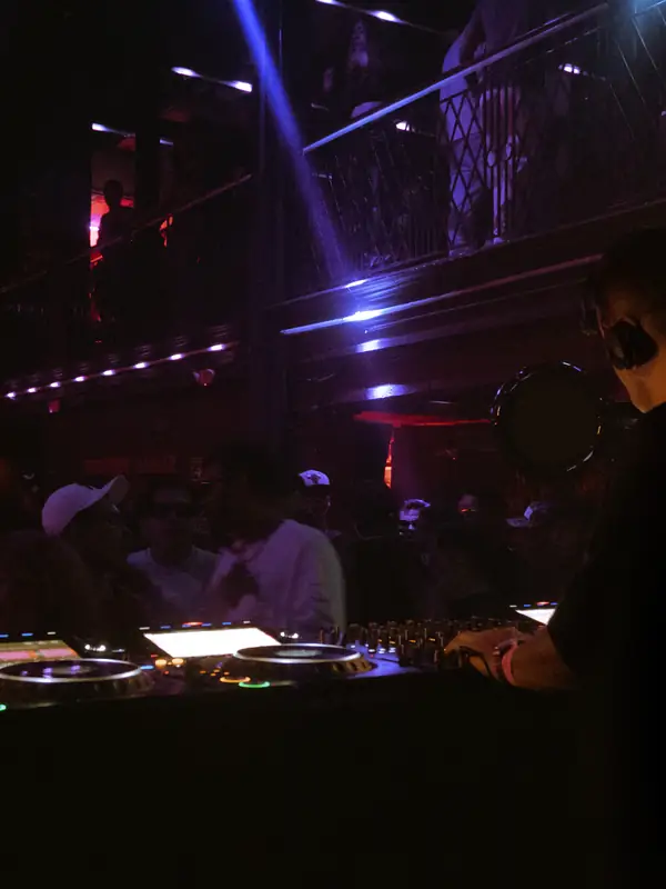 Mesa de mezclas y CDJ iluminados